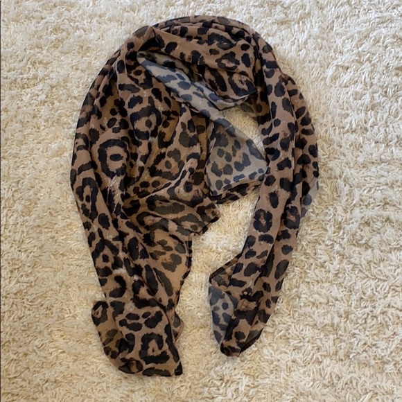 🌟LAST ONE🌟 Leopard Wrap - Picture 6 of 7